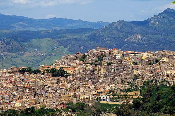 Un village perché, au centre de la Sicile